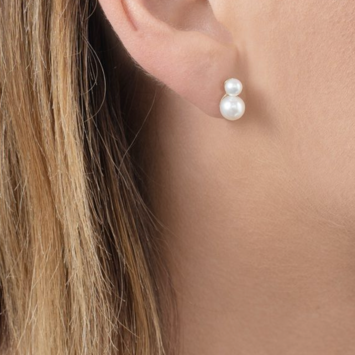 Graduated Pearl Stud Earrings